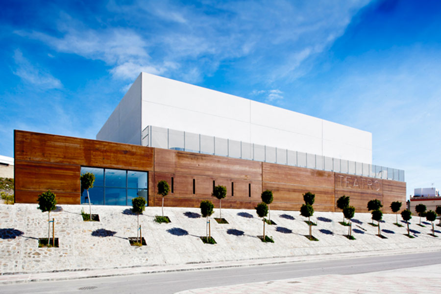 Teatro con cerramiento Artepref con acabado oxido