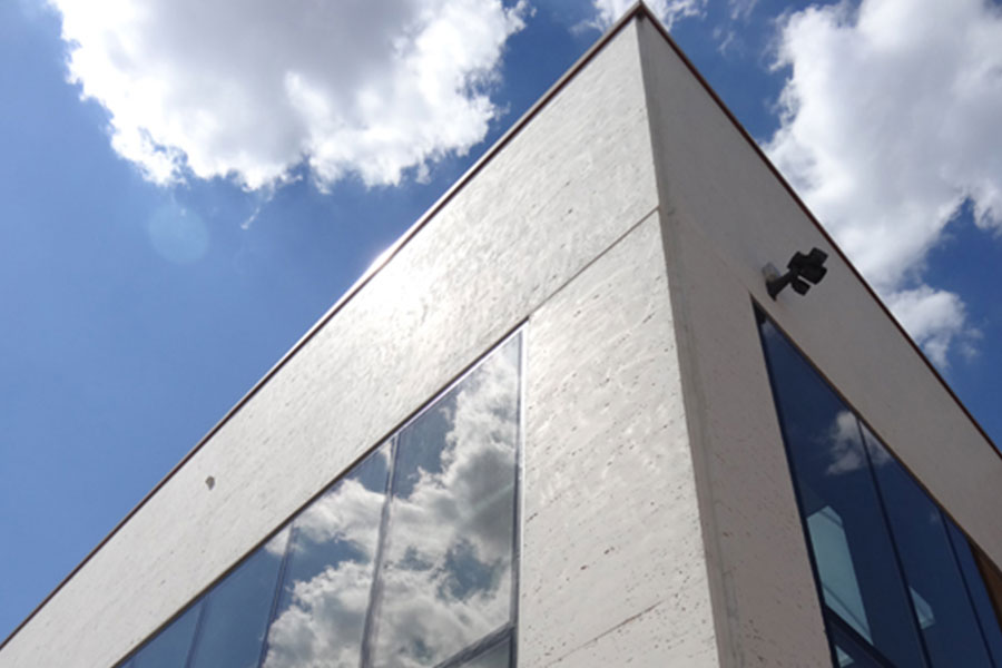 Detalle de fachada con cerramiento Artepref con acabado Travertino